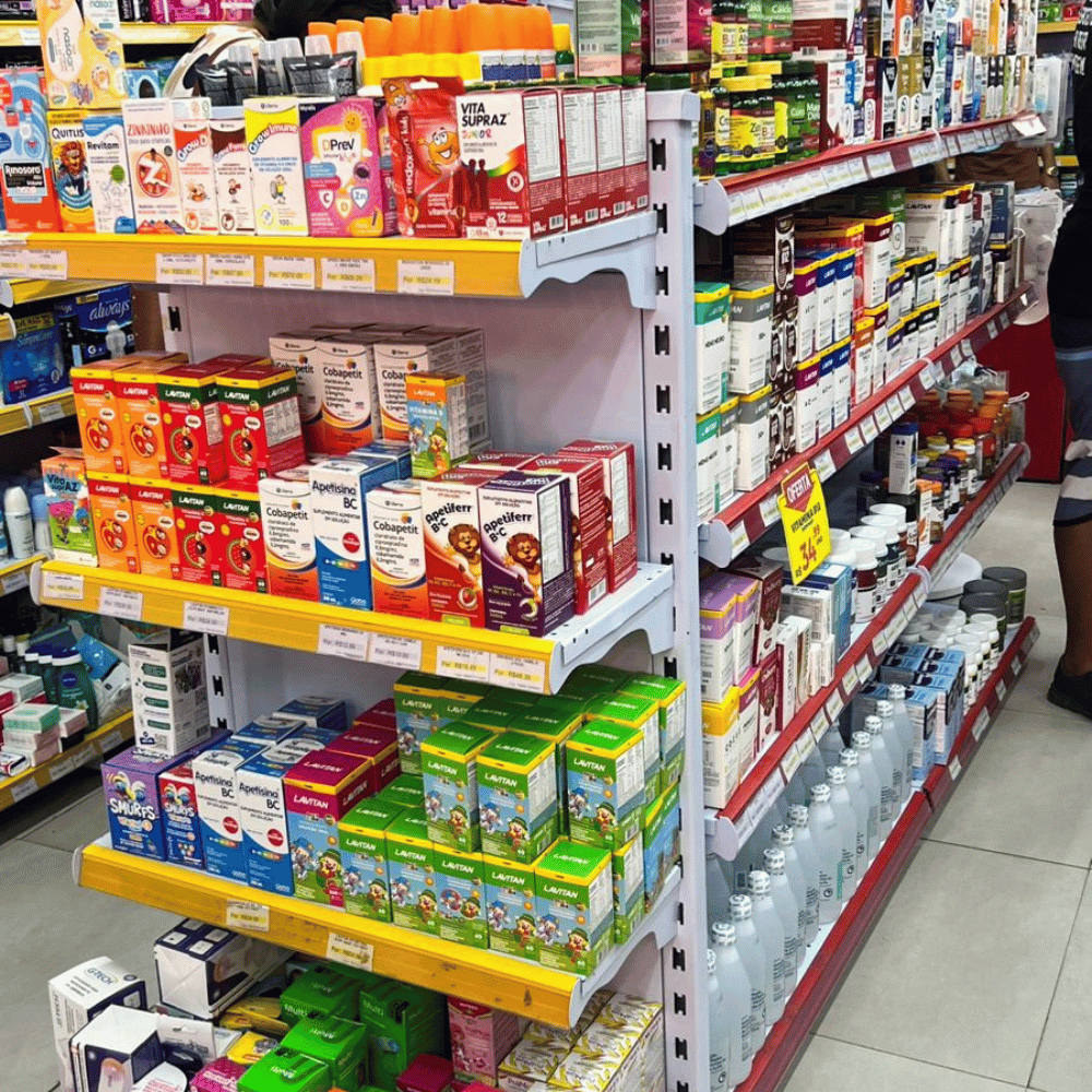 Interior espaçoso e organizado da Drogaria Popular Farma
